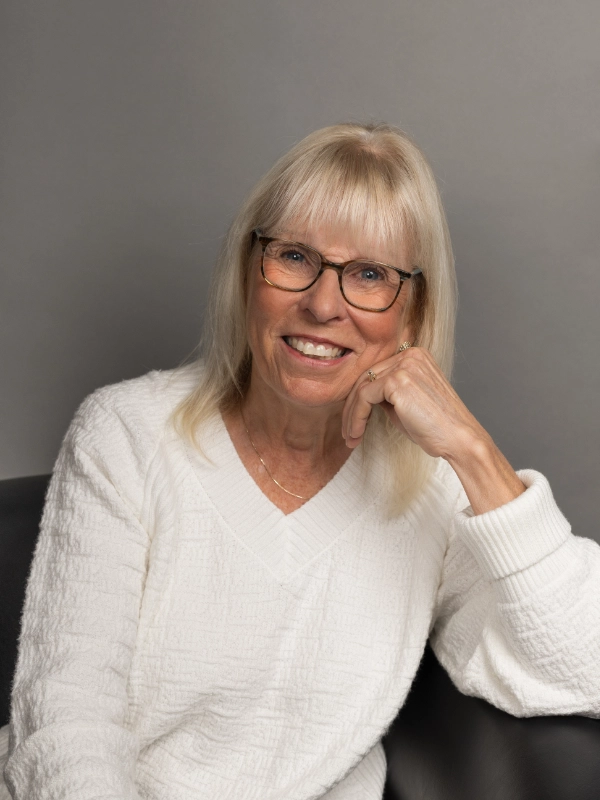 Isabelle Dulac smiling, resting her chin on her hand